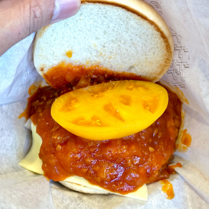 なんかモスバーガーを食べたらトマトが黄色かったんだが？？