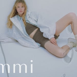 ｢emmi × UGG」別注シューズ『W GoldenGlow Toggle』を4月1日発売