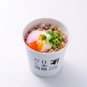 【東京都中央区】「日本橋だし場 本店」に「温玉鶏そぼろのせかつぶしめし」登場！食欲そそる味わいに