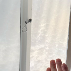 雪が窓を覆う高さまで積もっているのかと思いきや・・。触れた瞬間、絶景が広がった！？【海外・動画】