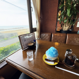 静岡人はいいよな！ こういう良いカフェがあって / 静岡県牧之原市落居の喫茶店「オアシス」で海を眺めながら食べるかき氷