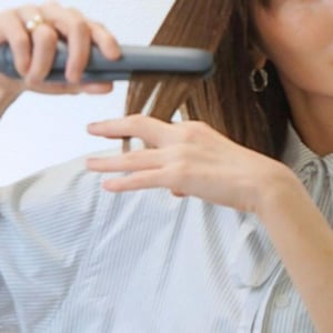 前髪ととのえ、スマホも満たす。「モバ充になるヘアアイロン」で荷物、最少化した