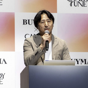 「倍の倍」が「バイバイBUYMA」に！ CANDY TUNEが全身BUYMAコーデで魅せる、ヴィンテージホテルでの“異色コラボ”新CMがスタート