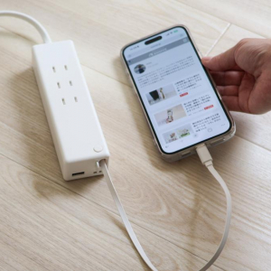 CIOに「出しっぱなしでも生活感の出ない電源タップ」があった！ しかも“充電コード内蔵”なんです