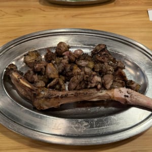 【鹿児島グルメ】名物の「もも焼き」がウマイ！　赤塚不二夫先生の看板が目を引く「丸万 元祖焼鳥」
