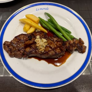 【新宿グルメ】新宿西口の「ステーキの神様　ル・モンド」で厚切りサーロインステーキのセットを食べてみた