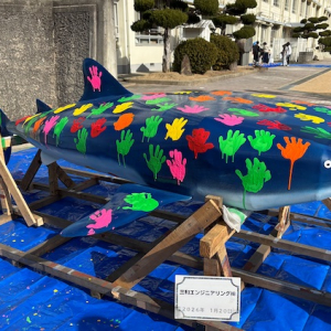 【兵庫県姫路市 明石市】三和エンジニアリングと八木小学校がコラボ。「鉄のジンベイザメ」オブジェが完成