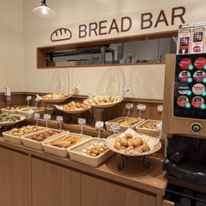 焼きたてパン15種が食べ放題！ 子ども専用パン台も登場したBAQET新店舗