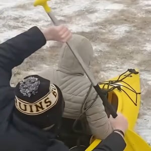 カヤックが進むのは・・。海でも川でもなく・・凍った道！？【アメリカ・動画】
