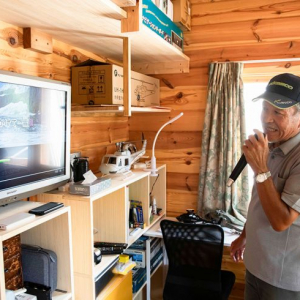 70代男性のお手製ミニログハウス「多目的な趣味の部屋が欲しかった」。カラオケにラジコン…。250万円でつくった家から10秒の”男の隠れ家”にお邪魔します