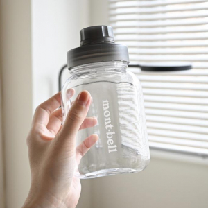 小さなカバンでも持ち歩ける、モンベルの「四角いボトル」。このコンパクトさで実は500ml入るんです