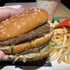 マクドナルドのビッグマックを「めちゃくちゃ美味しく食べる方法」を公開