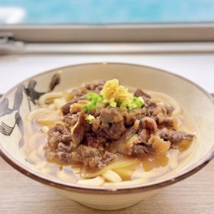 神戸-小豆島-高松「ジャンボフェリー」船内売店の肉うどんが進化！壽屋グループが協力