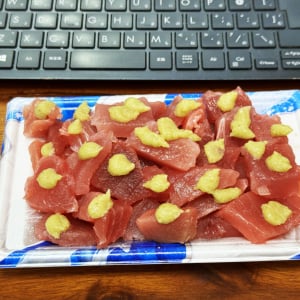 【仕事めしシリーズ】パソコンしながら食べるマグロ刺身と缶ビールが最高すぎるという話