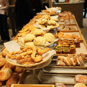 東京スカイツリー(R)を背景に楽しむ限定クロワッサン＆スムージー！ 「BAKERY CAFE C」が東京初出店