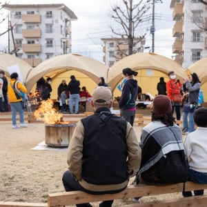 築60年”昭和マンモス団地”で「1泊避難体験」。震災きっかけに11年続く防災イベントが好評！ 子ども集まる駄菓子屋など団地内商店街に活気も　町田山崎団地（東京）