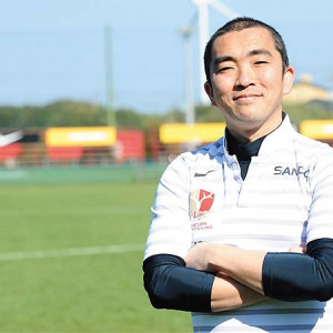 Jリーグ 鹿島アントラーズ チームドクター率いる ANTLERS SPORTS CLINIC アントラーズスポーツクリニックが「接地」を何より重視する理由　膝や腰の痛みの真犯人は足元にある