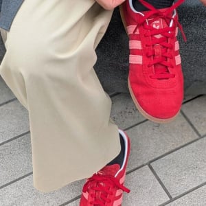 「スニーカーは子どもっぽくなる」問題を解消。アディダスの「薄底スニーカー」が大人の足元にちょうどいい