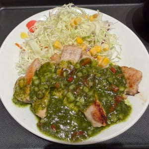 【グルメ】松屋にアルゼンチンの味「チミチュリソース厚切りポークグリル定食」が登場　さっそく食べてみた