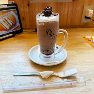【グルメ】コメダ珈琲店とロッテ「クランキー」がコラボ！　ザクザク感が心地よい「ジェリコCRUNKY」を飲んでみた