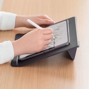 猫背を治した～い！ 超薄型の“卓上傾斜台”がデスク作業の救世主かも