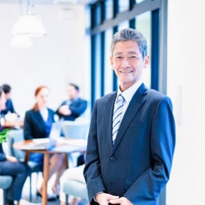 定年後の再雇用で年収は平均44%減。40代から始める「収入の崖」対策