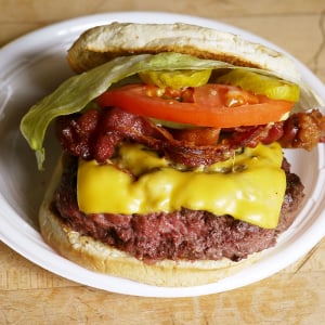 ここより美味しいハンバーガに出会ったことがない / 1967年創業「CORNER BISTRO West Village」