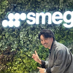 日本初のSMEGショールームが東京・港区にオープン。アンバサダーに就任したダンサーのTAKAHIROが、オープンセレモニーに登場