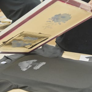 星野源らのアートワークを手がける大原大次郎ら5名が参加。自分だけの1着を作る「約束で買えるTシャツ店」が原宿で開催