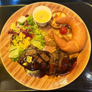 【グルメ】USJに「葬送のフリーレン ～追憶のレストラン～」登場！　フリーレンのビーフプレートを食べてみた
