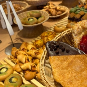 子どもが“本物のパン屋さん”になれる！ 全メニューにパン食べ放題が付く「BAKERY RESTAURANT C トリエ京王調布店」が6月9日オープン