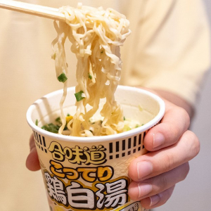 香港で販売されているカップヌードル「合味道 京都鶏白湯味」をレビュー！香り高いクリーミーなスープを味わう