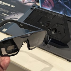 リフレッシュレート240HzのゲーミングARグラス「ROG XREAL R1」　PCやゲーム機と接続できるコントローラードック同梱で販売開始