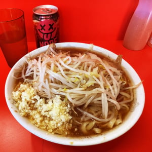 【神域グルメ】ラーメン二郎は「ギルティ炭酸 NOPE」と相性が良いという最適解 / カロリーにはカロリーをぶつけろ！ 飛ぶぞ
