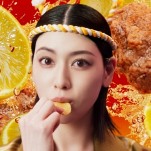 三吉彩花が巨大“レモン太鼓”を打ち鳴らす　湖池屋ストロング新CMで「辛レモン」を表現