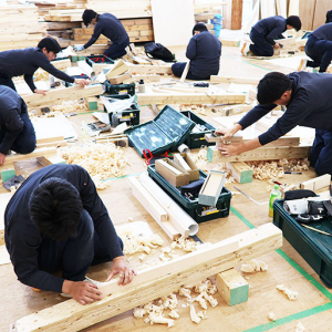 ポラス建築技術訓練校 躍進の理由＿社員として雇用　給与受給し訓練校生として1年間 全寮制で技術習得◎ 現場と直結した独自ステップアップ育成制度　多能工育成で活躍場は無限