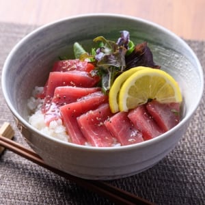 京丹後の地魚卸「魚政」が“フレンチ魚だし”で味わう新感覚漬け丼・カルパッチョを発売