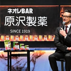 バーテンダー姿の松岡昌宏が華麗なシェイカー捌き！ 原沢製薬「ネオレバルミン錠」新CMが放映開始