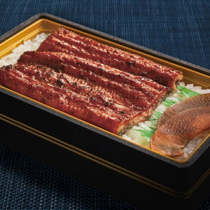 コンビニうな重のレベルを超えた！？ファミマ「上 鹿児島県産うなぎ蒲焼重」を実食！ホロホロ食感に感動