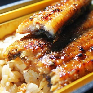 ファミリーマート「鹿児島県産 うなぎ蒲焼重」7/22 まで予約受付中◎ 4度タレ＆炭火焼きの香ばしさで極上のうまさ☆ 行列に並ばず店舗受渡で 土用の丑の日 至福時間♪