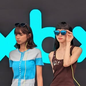 「若い世代のための初めてのARグラス」　XREALがサブブランドから黄色いケーブルで軽くてお手頃価格な「xbx a01＋」を発売