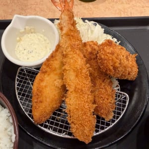 【グルメ】イカ・白身魚・海老のフライの豪華盛合わせ　松のや「海鮮盛合せ定食」をちょっと食べてみた