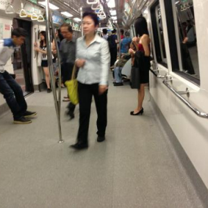 シンガポールの通勤ラッシュ緩和対策が凄い！　その方法とは？