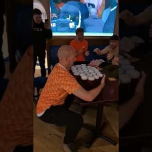 超人たちのパフォーマンスはピッチの外でも行われていた？世界から注目を集めるオランダ人サポーター