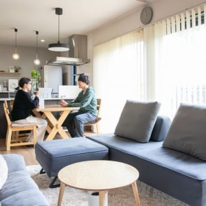 【30代夫妻が建てた平屋】施工費2367万円・83平米、天井高3.5mの開放感！ 高断熱で冬も結露なし、こたつを楽しめる”おこもりロフト”も｜神奈川県相模原市