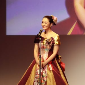 女性の内面的な美しさを表現する「Aphros Queen Award 2026」にMEGUMI・小椋ケンイチが登壇