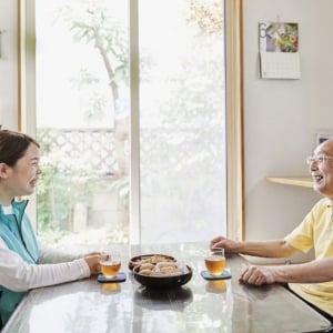 一人暮らし高齢者のホンネ「施設でなく賃貸がいい」、24時間見守り付きで自立した暮らしを。3社連携で孤独死や入居拒否の壁をなくす「まごころアパート」｜横浜市
