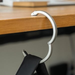 何度も失くしたバッグハンガー。Amazonで見つけた「ロック機能付き」に変えたらようやく解決できました