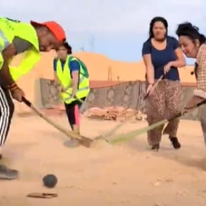 砂の上でボールを奪い合う？砂漠のホッケー