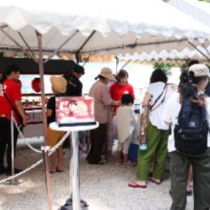 チップスター50周年、京都・下鴨神社の夏祭りに赤いちょうちんの屋台が登場
